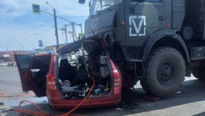 В Ростовской области военный КАМАЗ протаранил легковушку с ребенком